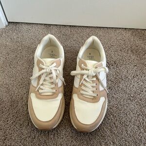 Everyday walking shoe